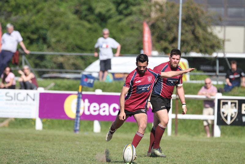 Joe Smart looks on as James Moffat kicks for goal