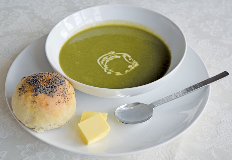 Spinach soup and bread roll