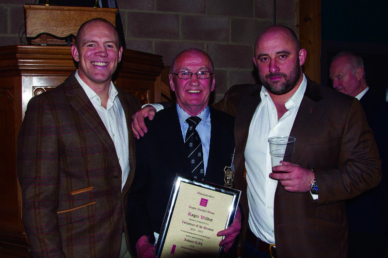 Roger Wildin with his award, accompanied by Mike Tindall, left, and David Flatman