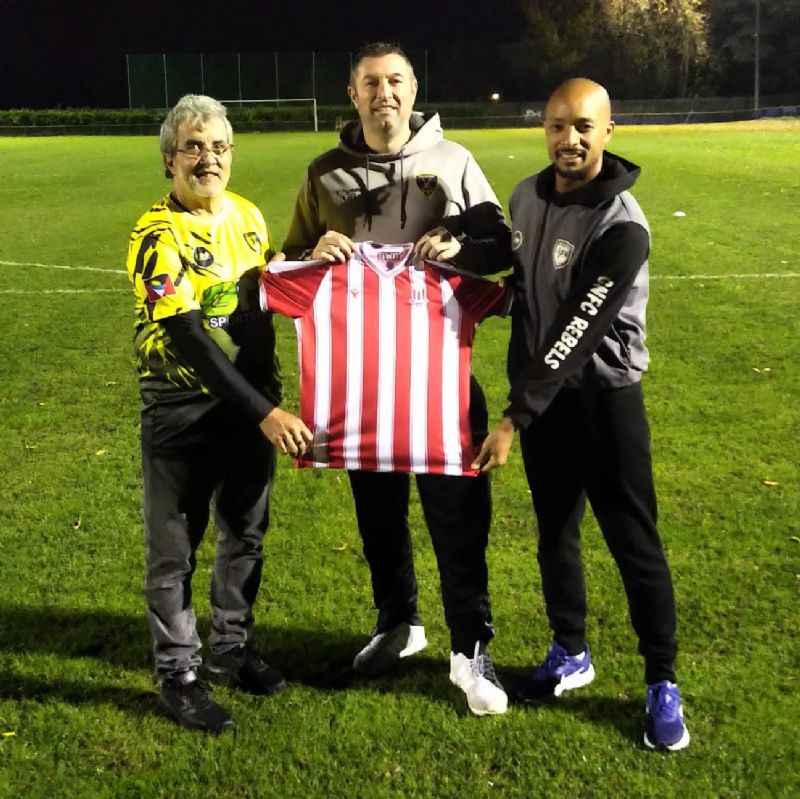 Ricky Santos, left, and Antoine Thompson, right, with Cheltenham Saracens chairman Graham Roberts and one of the donated Stoke City shirts
