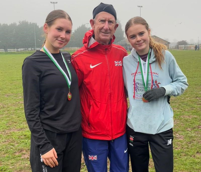 Arthur Daley with top Gloucestershire runners Seren Jones, left, and Ruth Brook